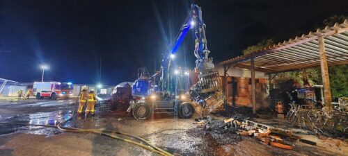 Ein Bagger des THW-Ortsverbandes Viersen entfernte Trümmerteile, sodass die Feuerwehrkräfte an die Brandherde gelangen konnten. Foto: Fw Grevenbroich