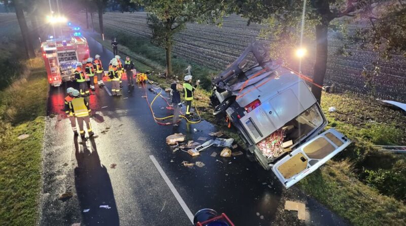 Schwer beschädigt: Aus noch ungeklärter Ursache prallte ein VW Crafter auf der Kreisstraße 205 auf einen Baum im Gegenverkehr. Foto: Kreisfeuerwehr Rotenburg (Wümme)