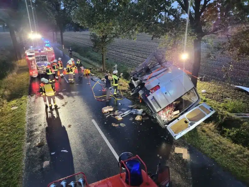 Schwer beschädigt: Aus noch ungeklärter Ursache prallte ein VW Crafter auf der Kreisstraße 205 auf einen Baum im Gegenverkehr. Foto: Kreisfeuerwehr Rotenburg (Wümme)