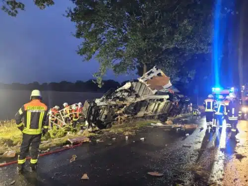 Fast im Straßengraben: Der Wagen drohte noch weiter abzurutschen, und musste als Erstes gesichert werden. Kreisfeuerwehr Rotenburg (Wümme)