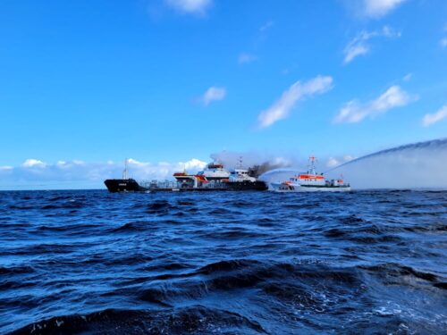 Feuer am Heck des 73 m langen Tankers Annika: Am Löscheinsatz beteiligt war u. a. der Seenotrettungskreuzer ARKONA von der DGzRS-Station Warnemünde. Foto: Die Seenotretter – DGzRS