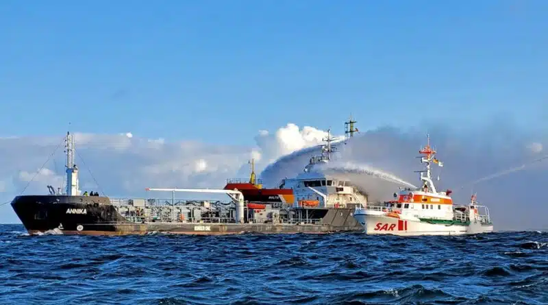 Brandbekämpfung auf See: Steuerbordseitig unterstützte der Notschlepper „Baltic“, der über zwei Löschmonitore verfügt, die Löscharbeiten. Foto: Die Seenotretter – DGzRS