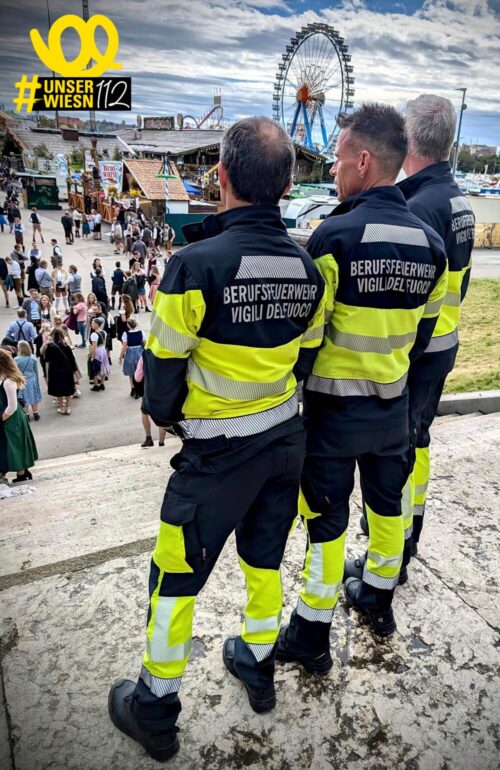 Drei Feuerwehrmänner aus Bozen stehen auf der Wiesn