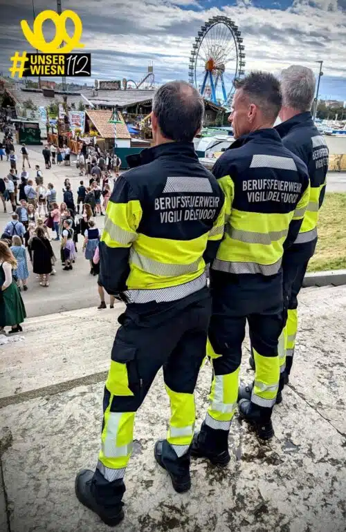 Drei Feuerwehrmänner aus Bozen stehen auf der Wiesn