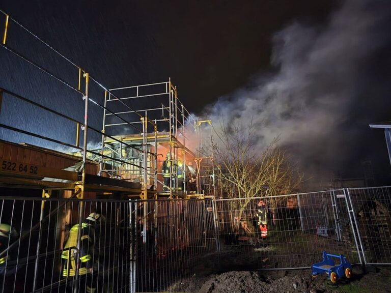 Die Flammen wurden von den Einsatzkräften bekämpft