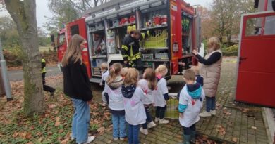 Ganz vorne mit dabei. Die Kinder durften die Feuerwehrautos kennenlernen.