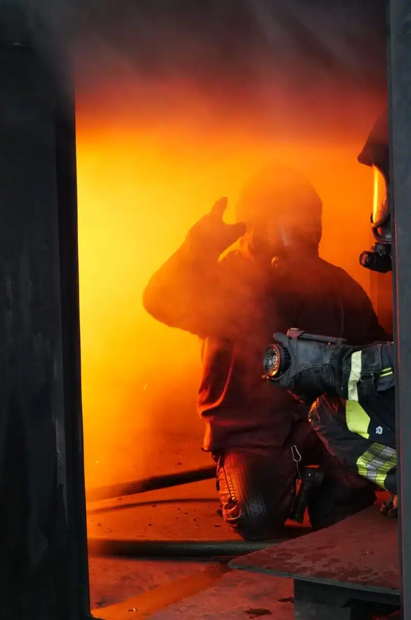 Feuerwehrmann im inneren des Containers während des Brandes