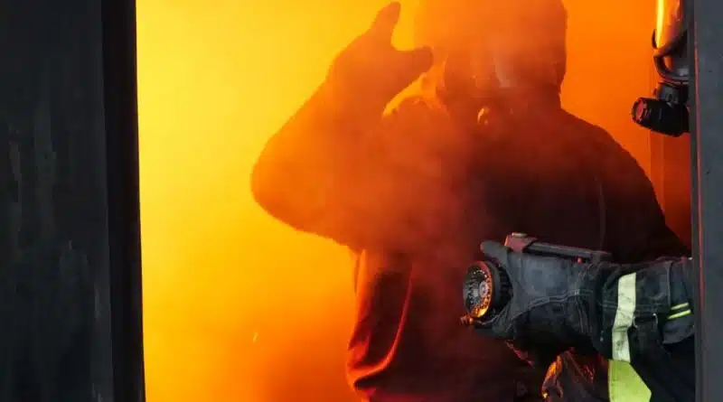 Feuerwehrmann im inneren des Containers während des Brandes