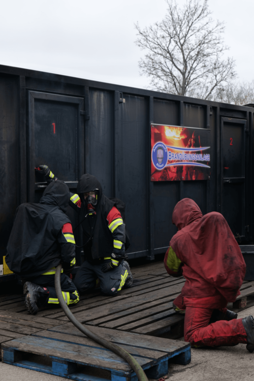 Der Einsatz in vollem Gange vor dem Brandcontainer