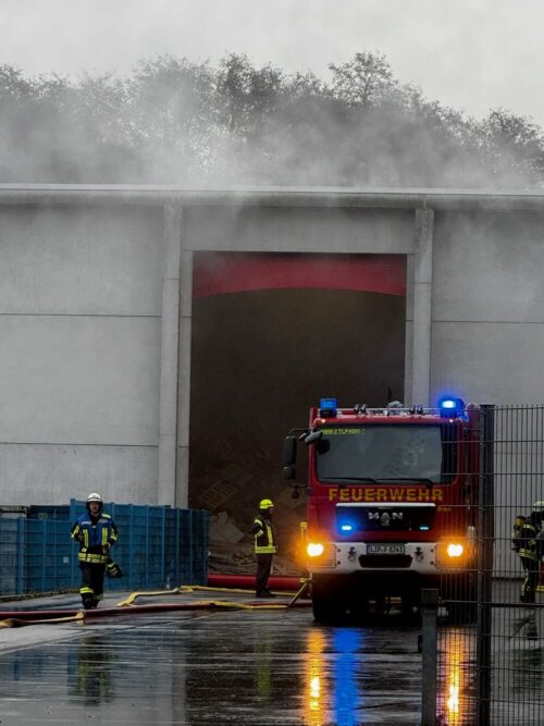 Die Rettungsarbeiten können nur unter schwerem Atemschutz ausgeführt werden.