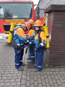 Jugendfeuerwehr im Einsatz. Spezielles Atemschutzgerät