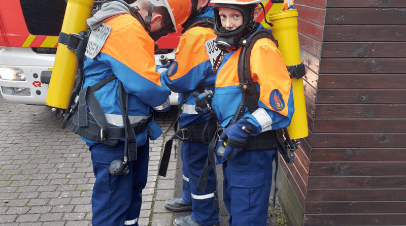 Jugendfeuerwehr im Einsatz. Spezielles Atemschutzgerät