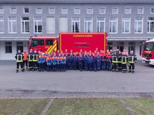 Gruppenfoto der JF vor der Schule an der Ruhraue. Die Übung war erfolgreich