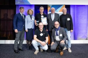 Preisverleihung für Florian Kramer mit den Laudatoren.