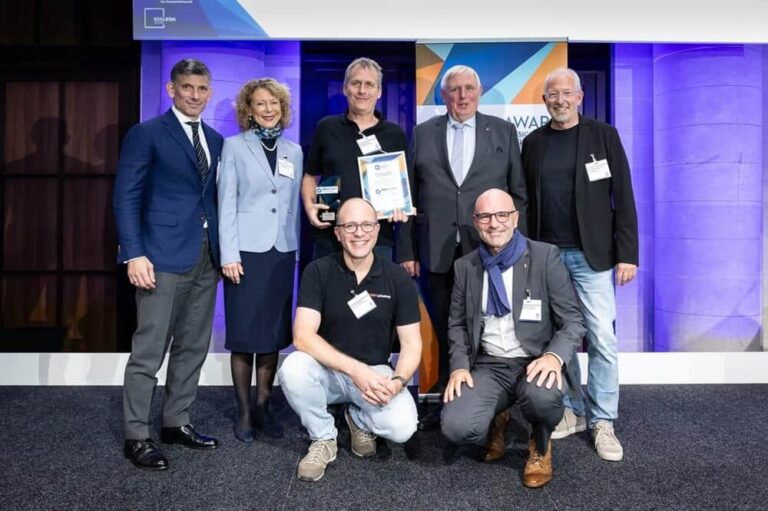 Preisverleihung für Florian Kramer mit den Laudatoren.