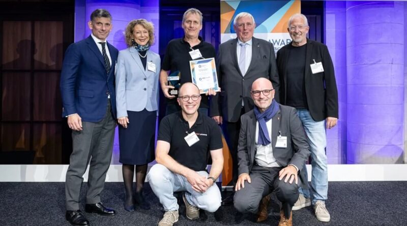 Preisverleihung für Florian Kramer mit den Laudatoren.