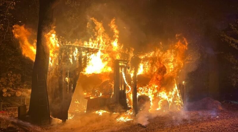 Unterstand steht in Flammen.