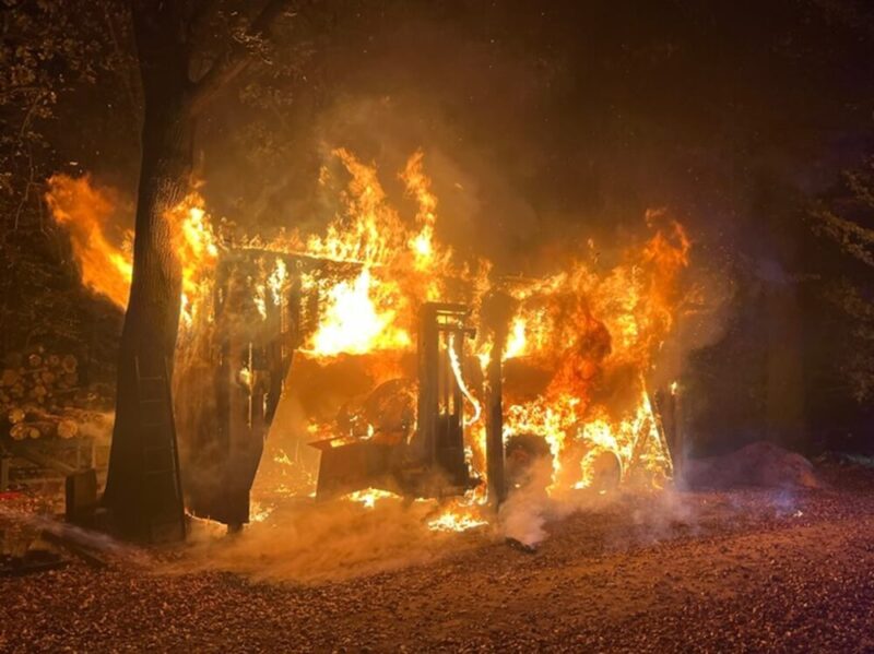 Unterstand steht in Flammen.