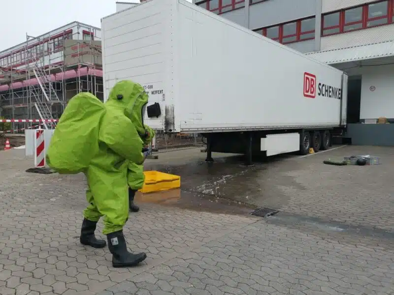 Der auslaufende Gefahrstoff wird aufgefangen. Bergung im Vollschutzanzug