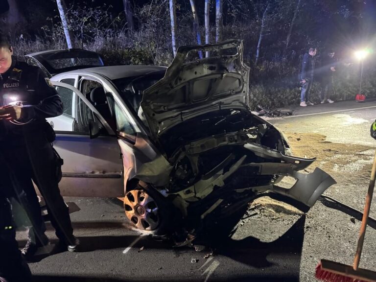 Nahaufnahme eines unfallbeteiligten Fahrzeugs