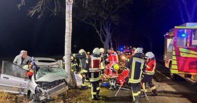 Die Rettungsarbeiten an der Unfallstelle in vollem Gange.