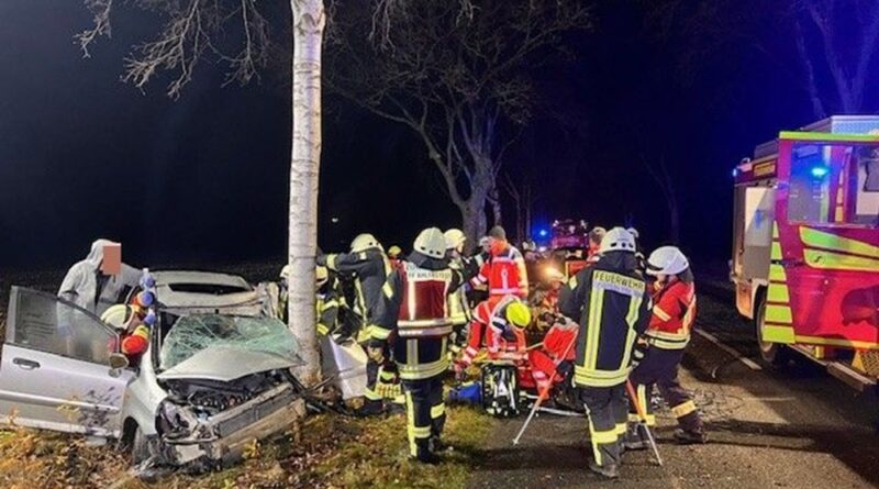 Die Rettungsarbeiten an der Unfallstelle in vollem Gange.