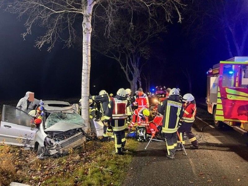 Die Rettungsarbeiten an der Unfallstelle in vollem Gange.