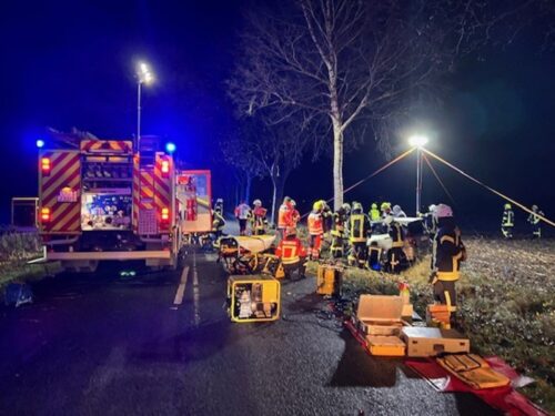 viele Kräfte im Einsatz an der ausgeleuchteten Unfallstelle