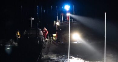 Seenotrettungskreuzer Bernhard Gruben beim Ausleuchten des Havaristen. Foto: Die Seenotretter - DGzRS