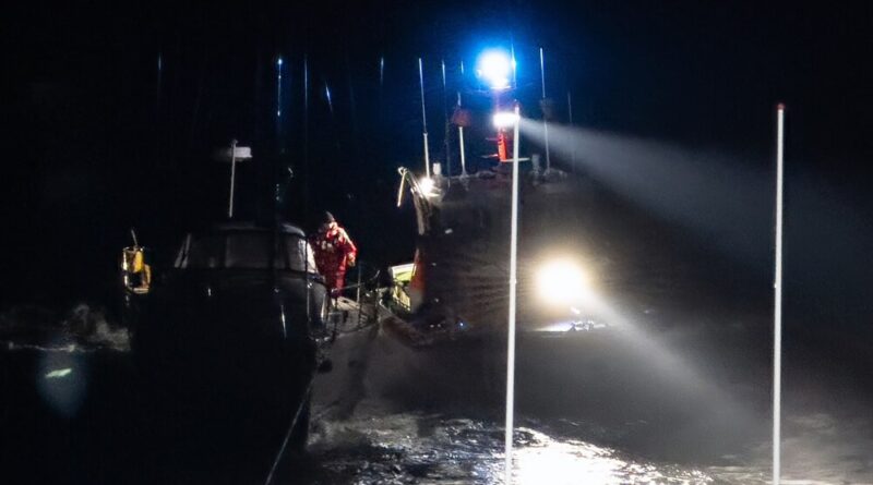 Seenotrettungskreuzer Bernhard Gruben beim Ausleuchten des Havaristen. Foto: Die Seenotretter - DGzRS