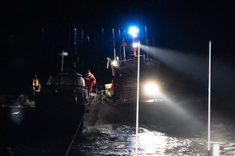 Seenotrettungskreuzer Bernhard Gruben beim Ausleuchten des Havaristen. Foto: Die Seenotretter - DGzRS