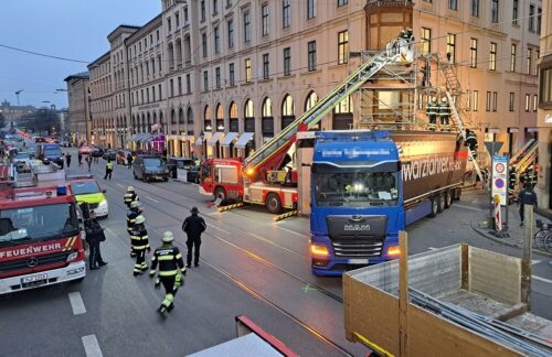 Der Lkw blieb beim Abbiegen im Gerüst hängen.