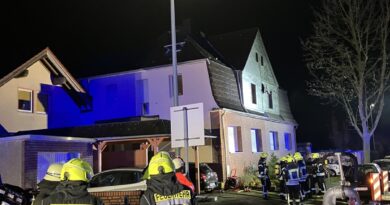 Die Einsatzkräfte vor dem betroffenen Haus.