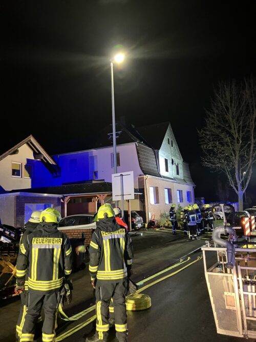 Die Einsatzkräfte vor dem betroffenen Haus.