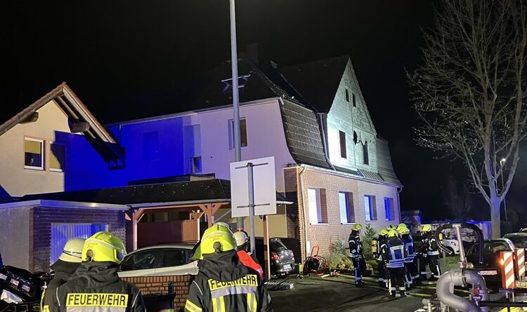 Die Einsatzkräfte vor dem betroffenen Haus.