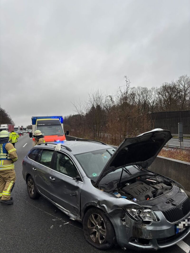 Beim ersten Unfall zwischen Pkw und Lkw konnten die Bergungsarbeiten rasch beginnen.