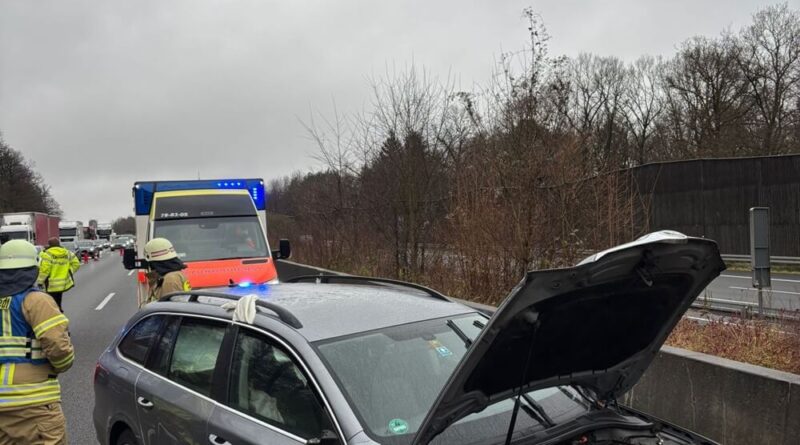 Beim ersten Unfall zwischen Pkw und Lkw konnten die Bergungsarbeiten rasch beginnen.