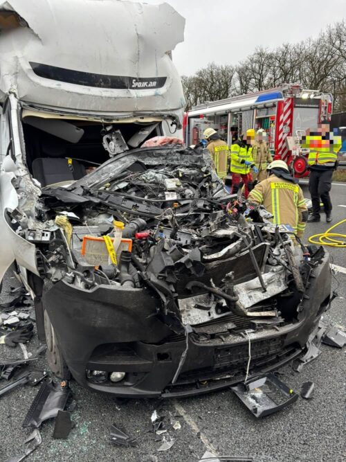 Der Fahrer war schwerverletzt und eingeklemmt im Fahrerhaus.