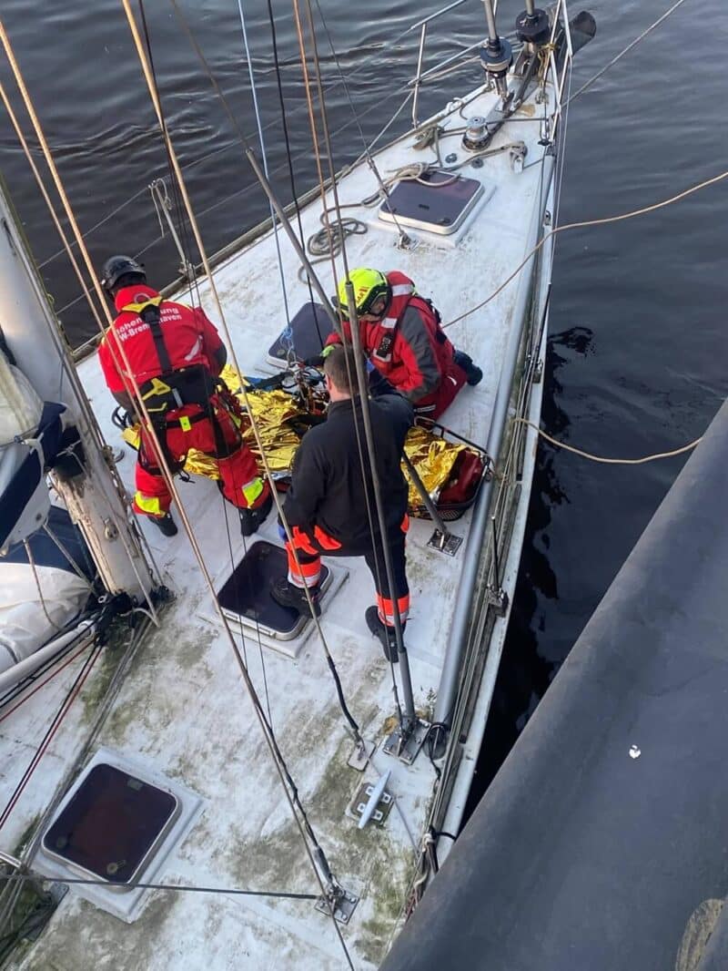 Die Versorgung des Seglers mit spezieller Trage verlief schonend. Foto: Feuerwehr Bremerhaven.