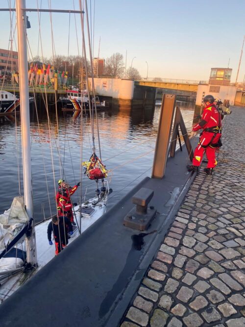 Vorsichtig wird der Verletzte an Land gebracht. Foto: Feuerwehr Bremerhaven.