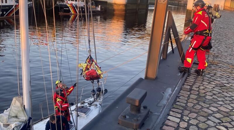 Vorsichtig wird der Verletzte an Land gebracht. Foto: Feuerwehr Bremerhaven.