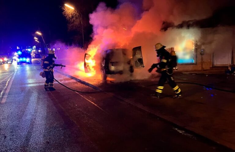 Der Kleintransporter stand im Vollbrand und sorgte für herausfordernde Löscharbeiten. Foto: Berufsfeuerwehr München