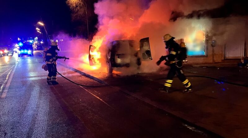 Der Kleintransporter stand im Vollbrand und sorgte für herausfordernde Löscharbeiten. Foto: Berufsfeuerwehr München