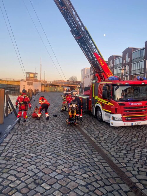 Dank der Höhenretter und der Drehleiter konnte der Segler sicher an Land gebracht werden. Foto: Feuerwehr Bremerhaven.