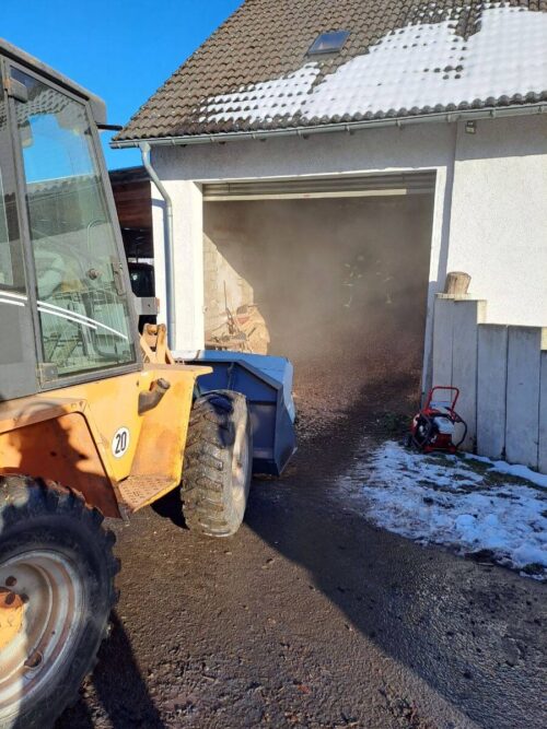 Der Brandherd war nicht einsichtig und schlecht zugängig. Dank des Radladers konnte schnell mit dem Löschen begonnen werden. Foto: Feuerwehr der Stadt Arnsberg