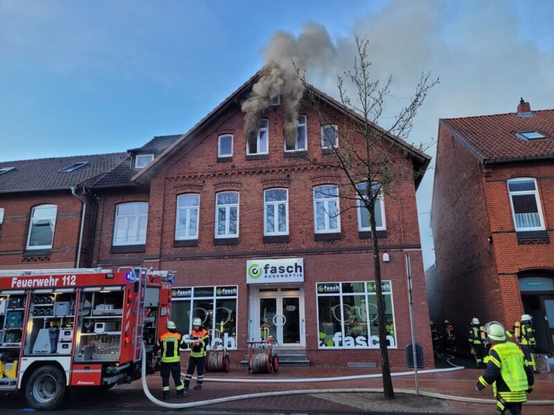 Dichter Rauch prägte den Stadtkern. Die Einsatzkräfte konnten sich gut um das Haus positionieren. Foto: FF Visselhövede