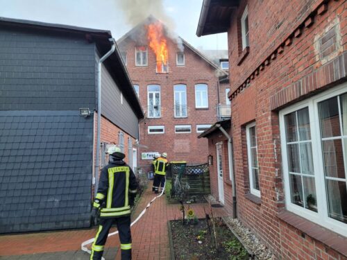 Auch auf der Rückseite des Hauses schlugen Flammen aus den Fenstern. Foto: FF Visselhövede