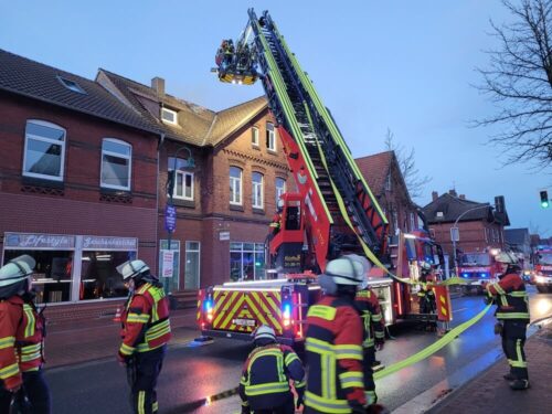 Dank der Nachforderung einer Drehleiter konnte der Brand auf dem Dachstuhl kontrolliert werden. Foto: FF Visselhövede