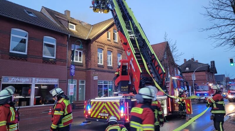 Dank der Nachforderung einer Drehleiter konnte der Brand auf dem Dachstuhl kontrolliert werden. Foto: FF Visselhövede