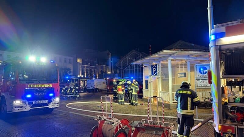 Der Brand in der Tiefgarage sorgte für einen Großeinsatz. Die Truppen bereiten sich vor dem Treppenaufgang vor. Foto: Sönke Geiken.